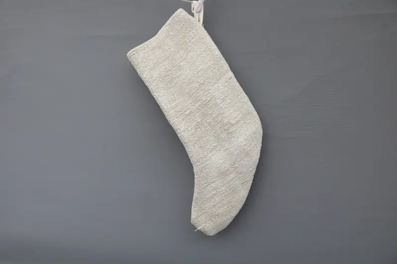 Medias navideñas beige elegantes con adornos blancos, decoración festiva