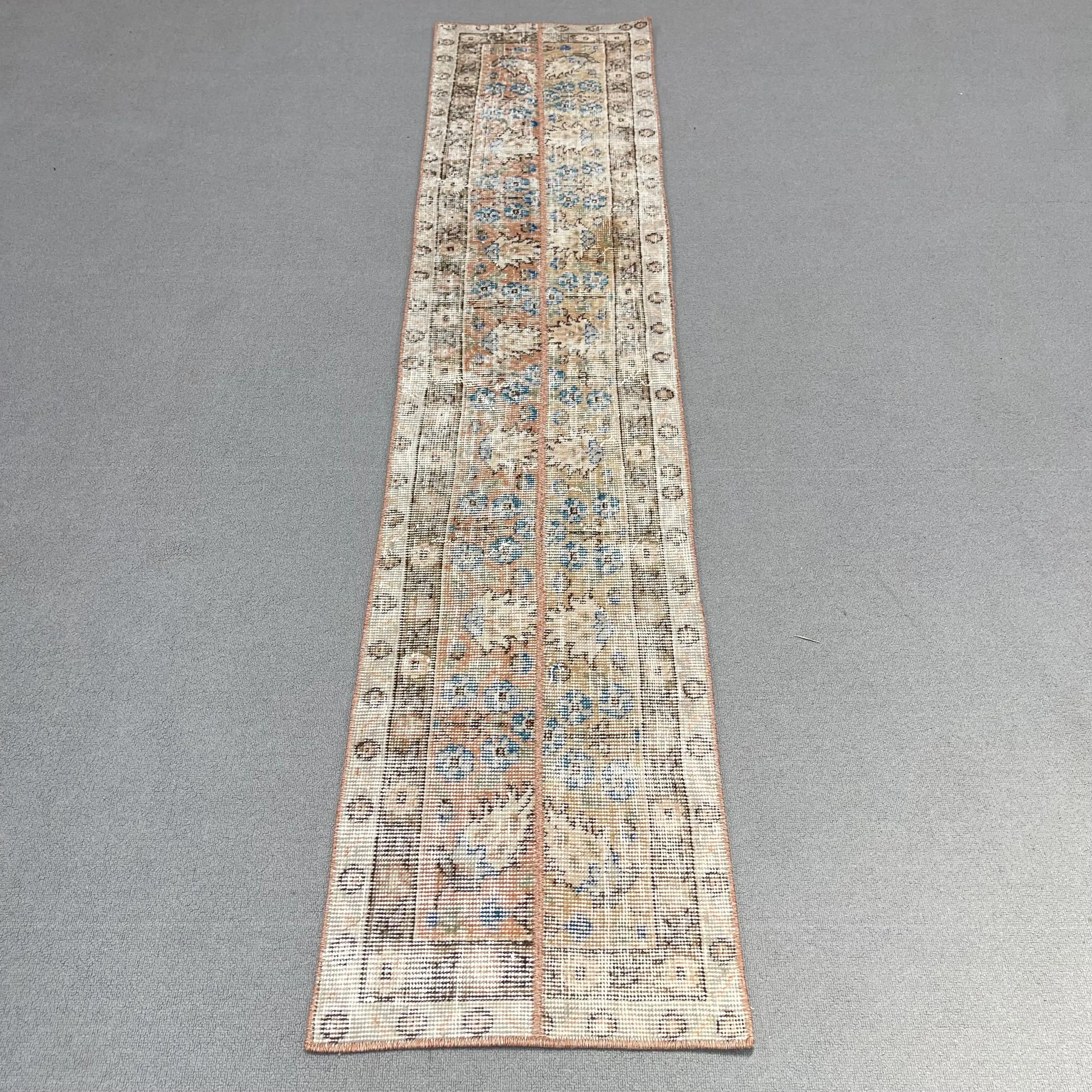 Türkischer Teppich 1,6 x 7,2 Fuß (48 x 218 cm), brauner Vintage-Teppich im Tarnmuster - 1