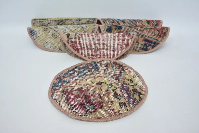 Elegantes manteles individuales circulares rojos y beige, decoración de cocina premium