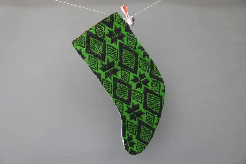 Medias de adornos navideños verdes y negros, decoración festiva navideña