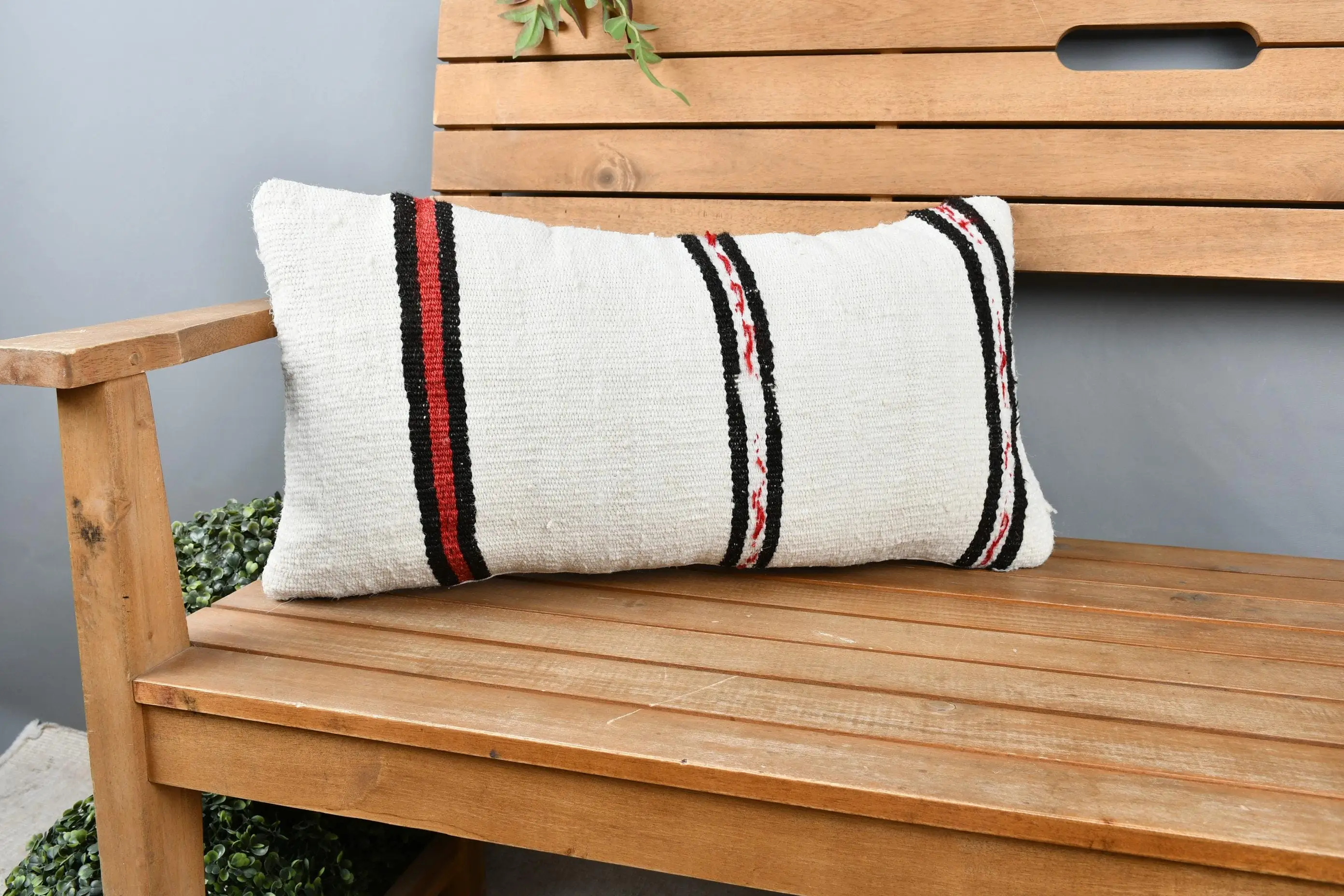 Kırmızı ve beyaz çizgili yastık, 12x24 inç pamuklu dekoratif yastık - 1