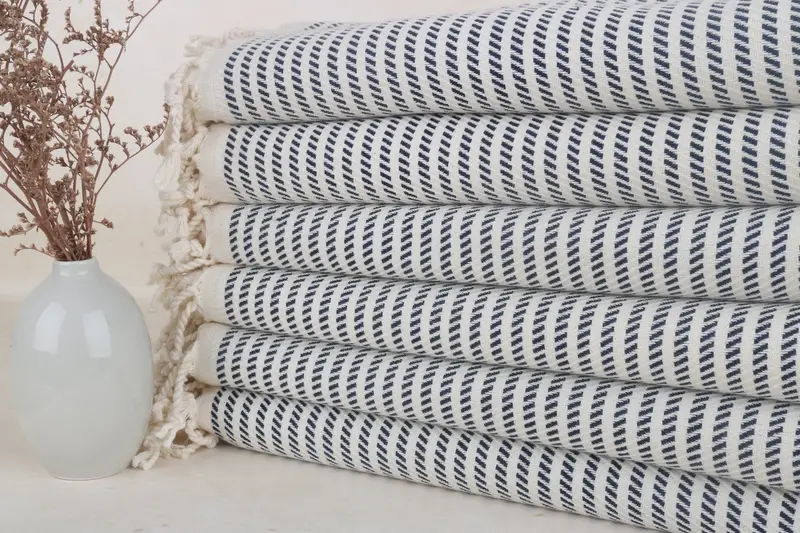 Türkisches Strandtuch, personalisierbar, Marineblau gepunktet, 40 x 71 Zoll