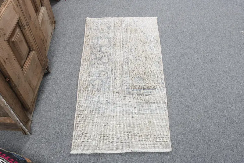 Alfombra turca Oushak pequeña 1,6x3,2 pies (50x97 cm), alfombra vintage de plantas y árboles blancos - 1