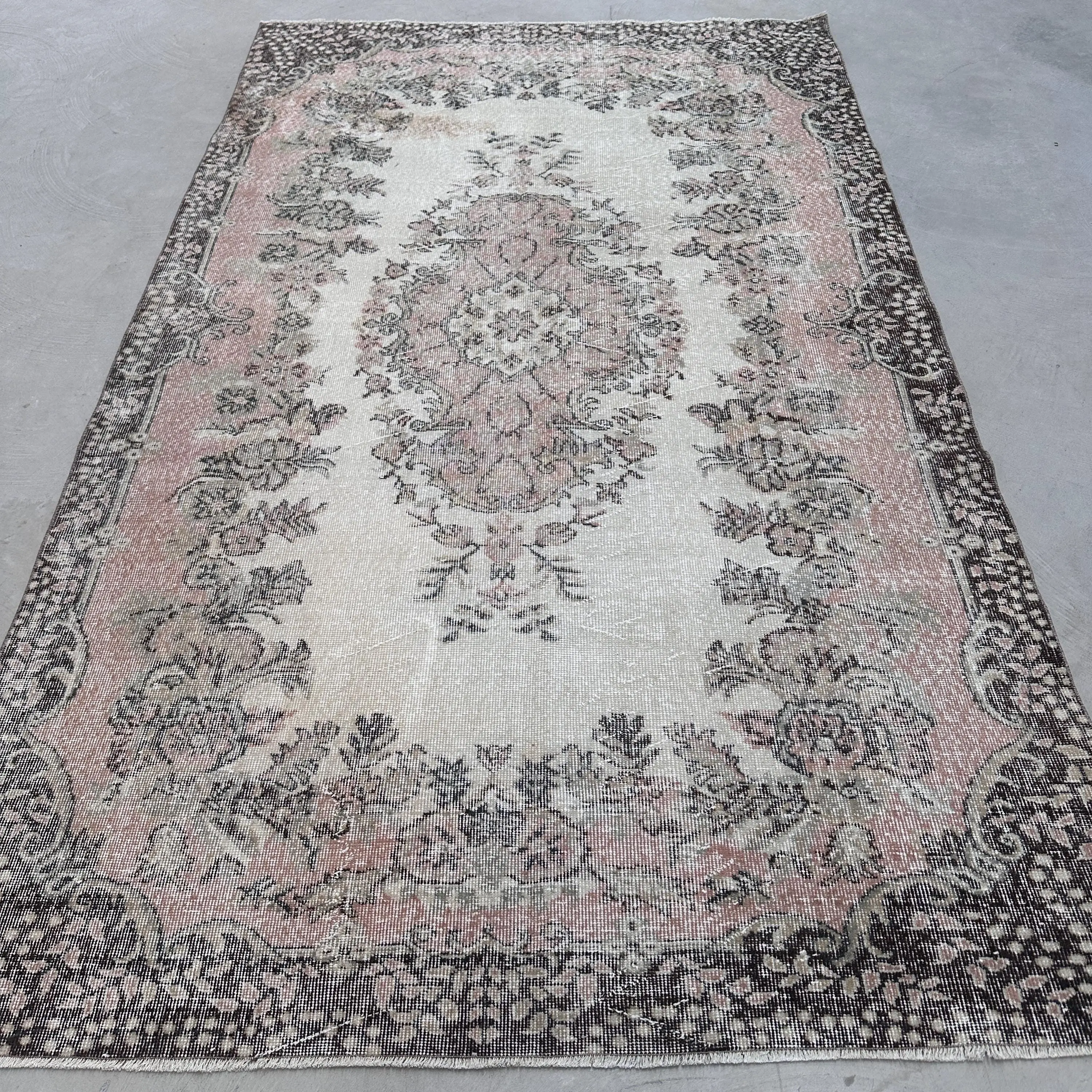 Vintage Türk Halısı 5.6x9.3 ft, Gri Çiçekli Yün Halı - 1