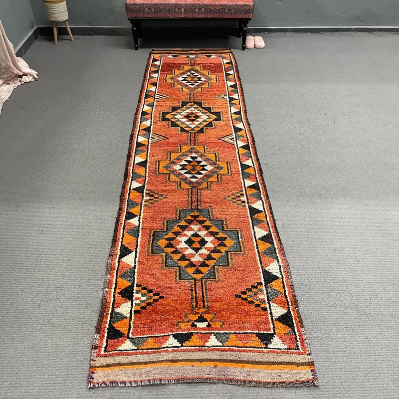 Türkischer Vintage-Teppich, 2,9 x 11,2 Fuß Herki-Teppich, Wollteppich mit roten Pflanzen und Bäumen - 1