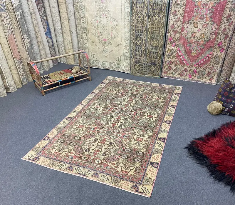 Zarif Pembe Halı, 4,1x6,7 ft Çiçek ve Geometrik Tasarım