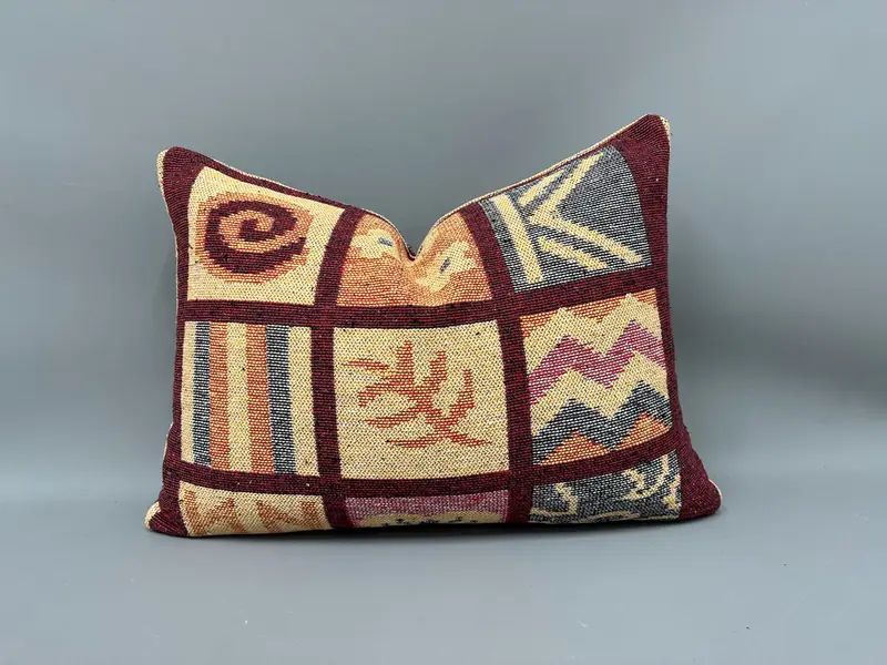 Geometrisches Wurfkissen in Rot und Beige, handgefertigtes Kissen aus Leinen und Wolle