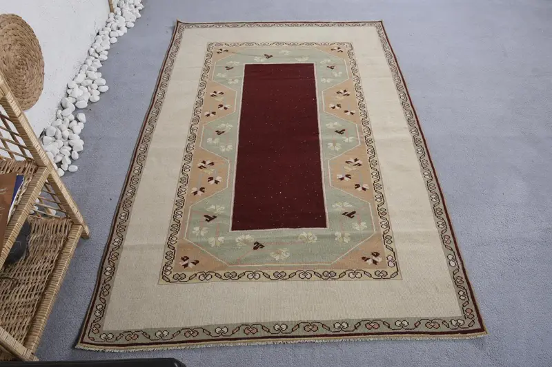 Eleganter beiger Teppich mit grünen Akzenten, 125 x 190 cm, abstraktes Design