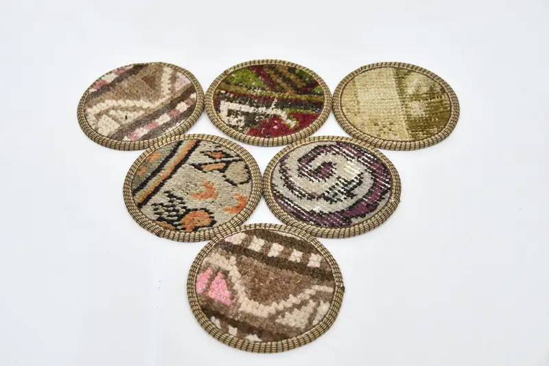 ブラウンとベージュのラウンドコースター、ユニークな滑り止めコースターセット