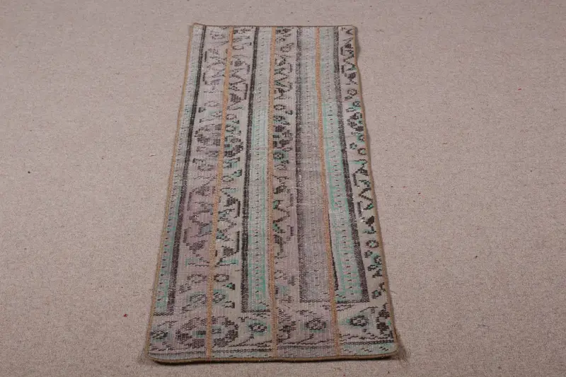 Gray Oriental Rug, 1,6x4,2 ft with Green Accents