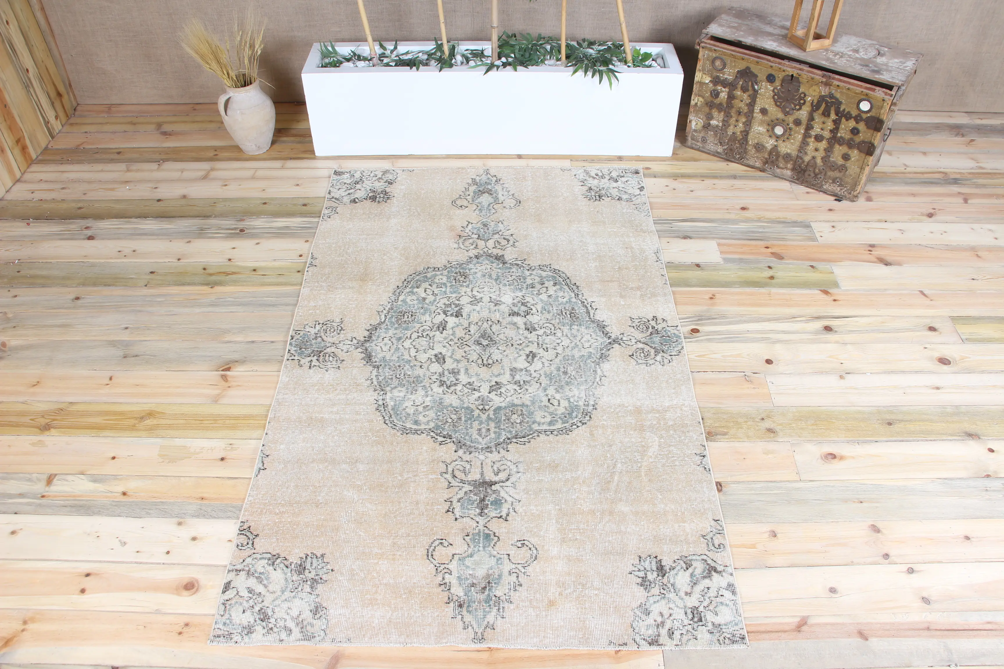 Türkischer Vintage-Teppich, 132 x 215 cm, brauner Oushak-Teppich mit Blumenmuster - 1
