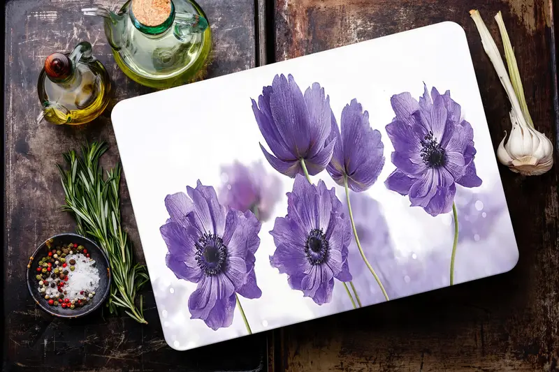 抽象的な花ガラスのまな板、モダンなキッチンの必需品