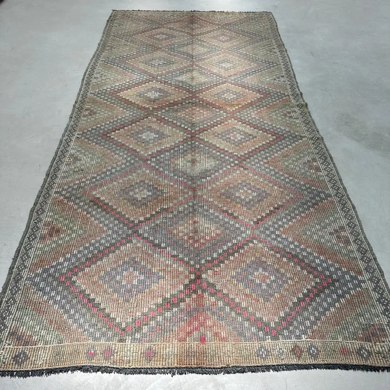 Zarif Yeşil Halı, 5,4x11,7 ft Bordürlü Tasarım