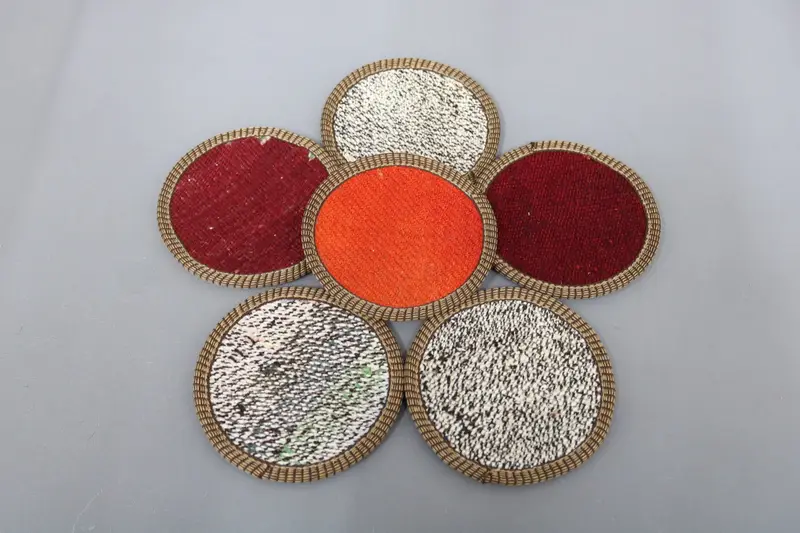 ボヘミアンラウンドコースター、レッドとグレーのフラットコースター