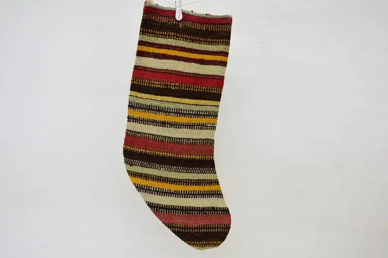 赤と黄色のクリスマスオーナメントストッキング、お祝いの休日の装飾