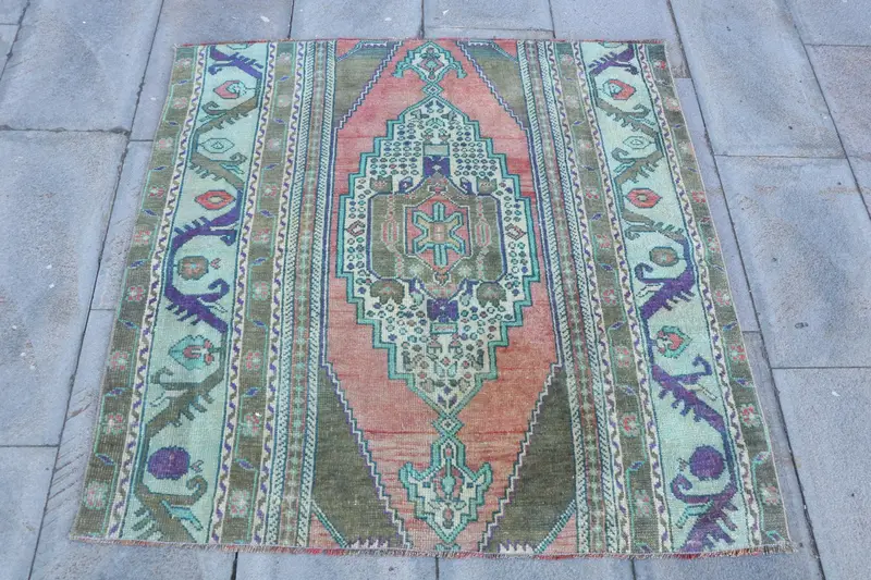 Grüner Teppich, 3,7 x 3,7 Fuß, einfarbig mit orangefarbenen Akzenten