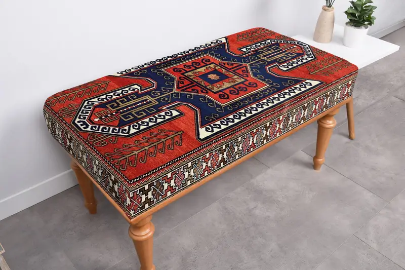 レッド＆ブロンズのスカンジナビアンオットマン、キリム風のウールブレンドオットマン