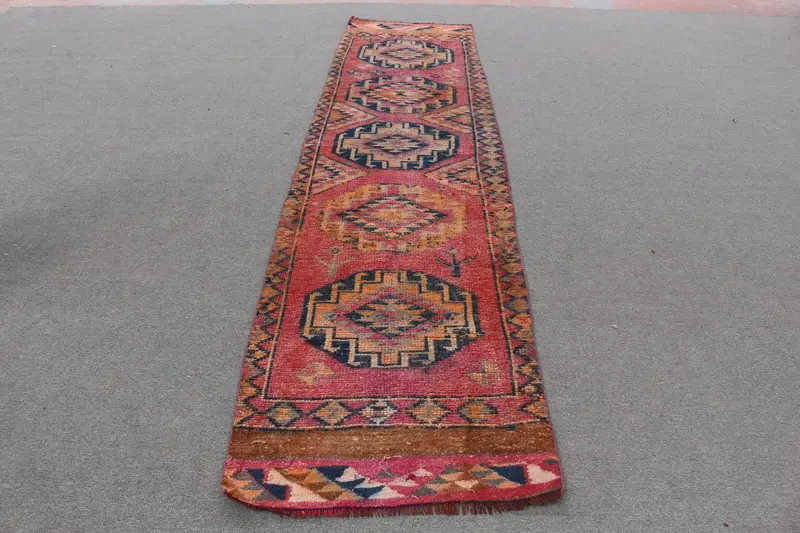 Rosa und blauer Ikat-Teppich, 2,6 x 10,6 Fuß, schickes Dekor