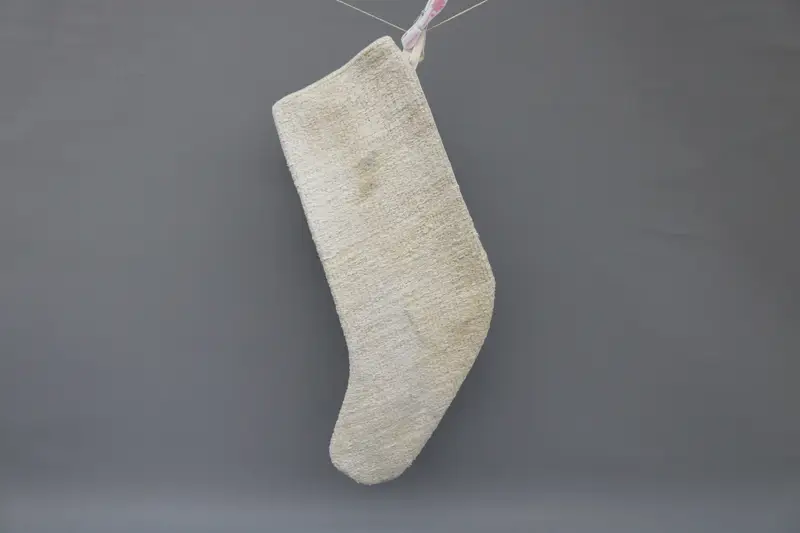 Beyaz Süslemeli Bej Noel Çorabı, 9 İnç Geniş Tatil Çorabı