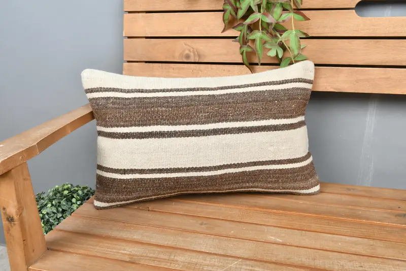 Almohada de tiro a rayas beige y marrón, cojín bordado hecho a mano