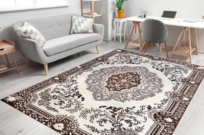 エレガントなプリントラグ：ホワイト、ブラウンの花柄ヴィンテージトルコスタイル