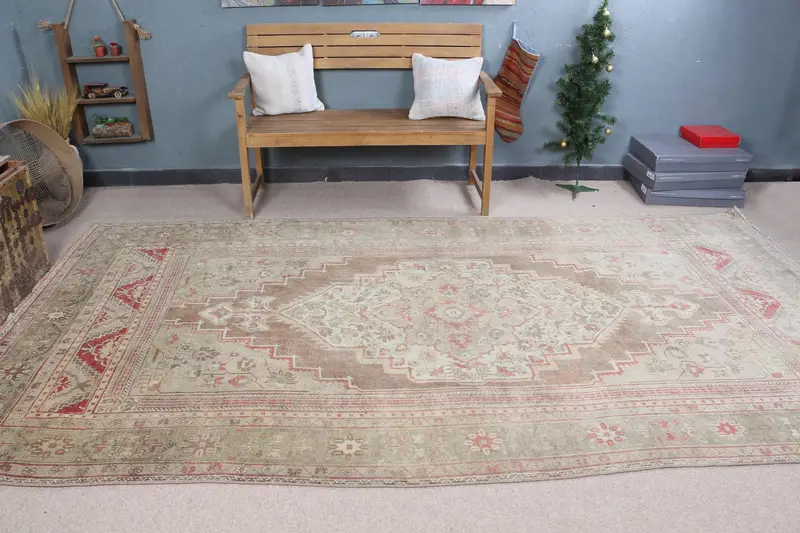 エレガントなベージュ&グリーンラグ、5.8x11.1フィートの水玉模様デザイン