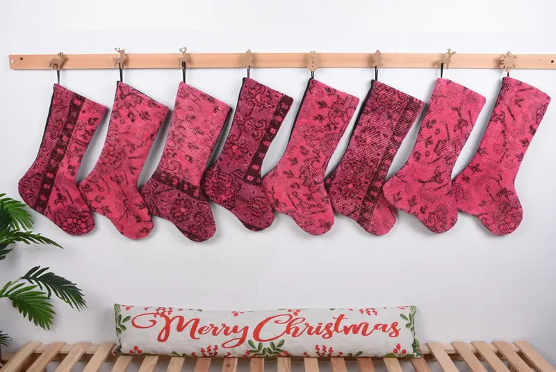 Şenlikli Pembe ve Kırmızı Noel Süs Çorabı, 8 İnç Geniş Tatil Çorabı