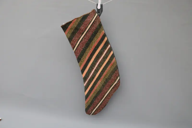 Medias navideñas marrones con patrón de adornos, medias festivas