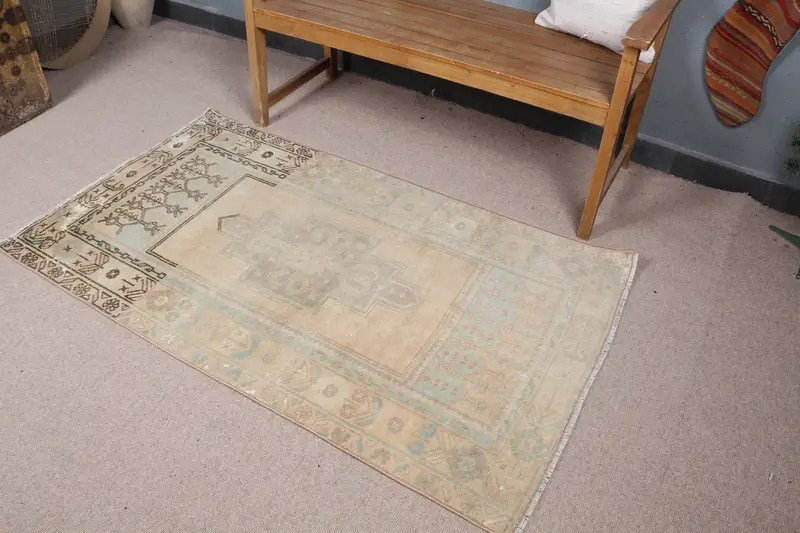 Alfombra elegante en beige y verde, diseño de cuadros chic de 3x5 pies