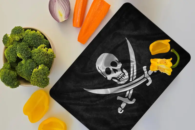 Tabla de cortar de vidrio con calavera grabada: elemento esencial de cocina moderno, seguro y elegante