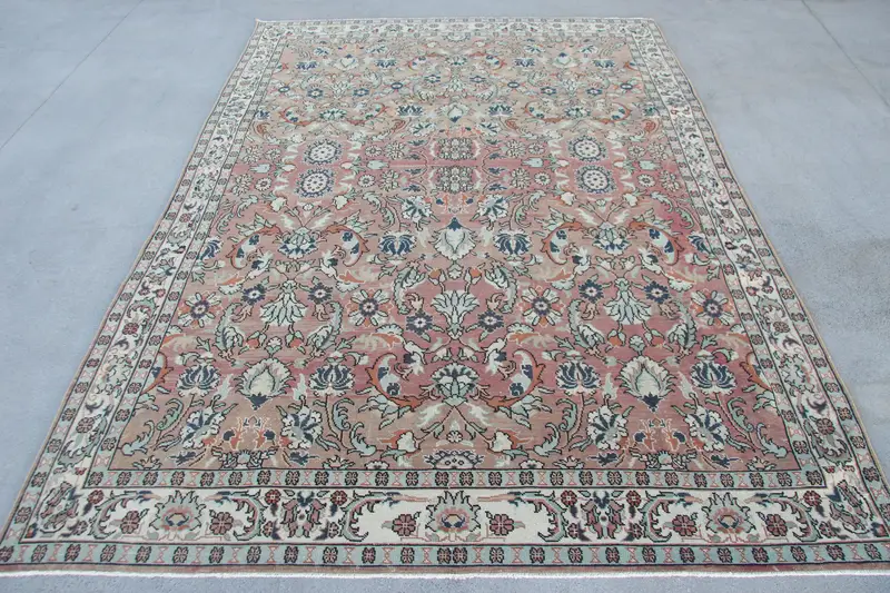 Eleganter beigefarbener marokkanischer Teppich, 7,8 x 11,1 Fuß mit roten Akzenten