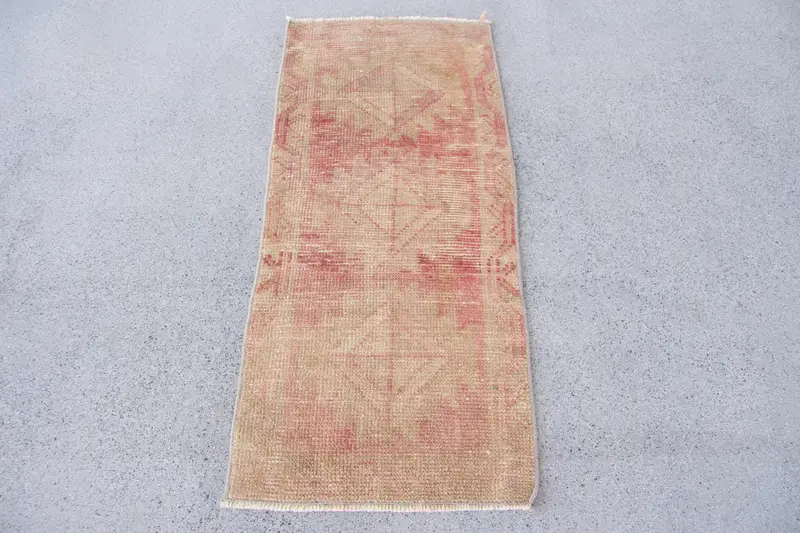 Alfombra beige del suroeste, 1,5 x 3,3 pies con detalles en rojo