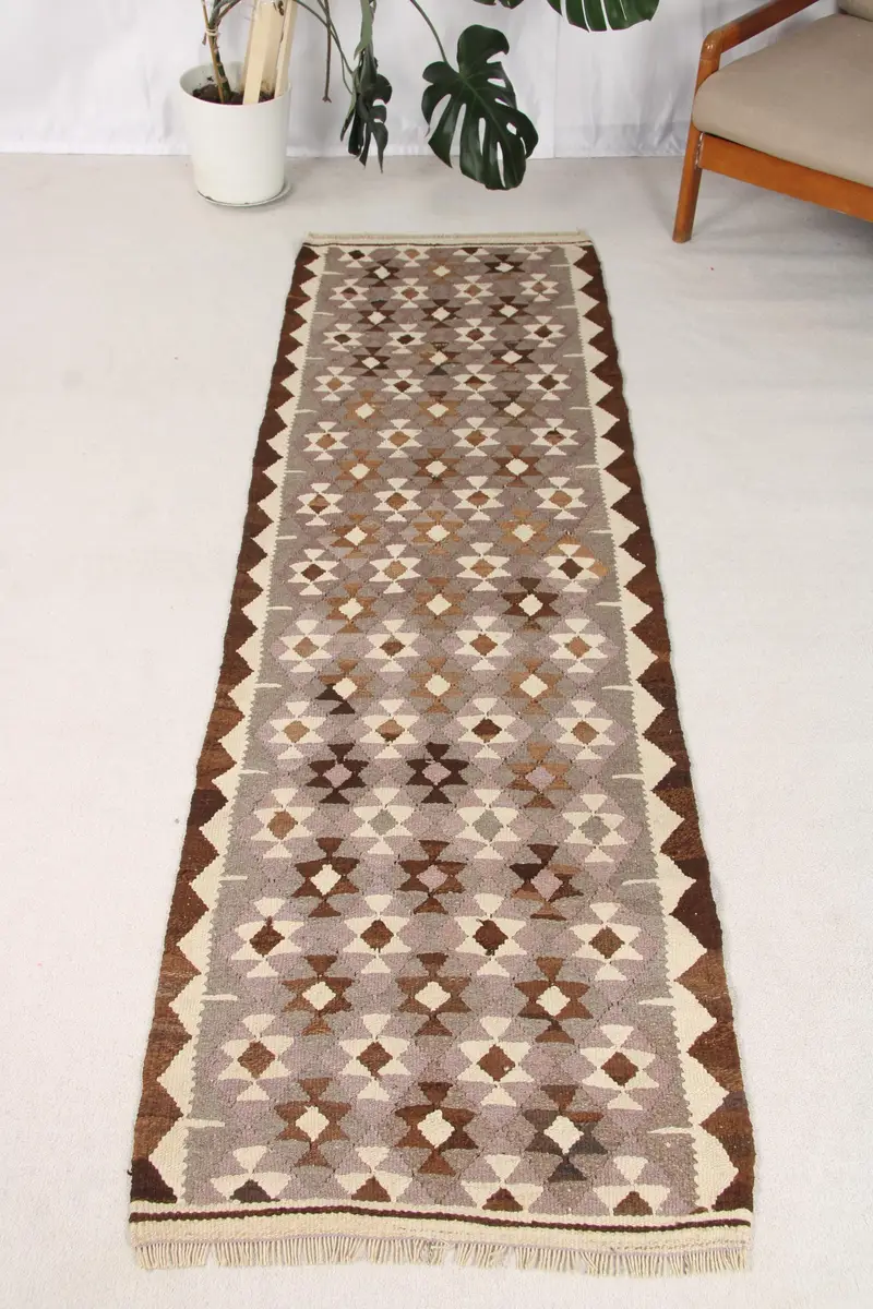 Türkischer Vintage-Teppich 2,6 x 8,5 Fuß, brauner Kelim-Teppich aus marokkanischer Wolle - 1