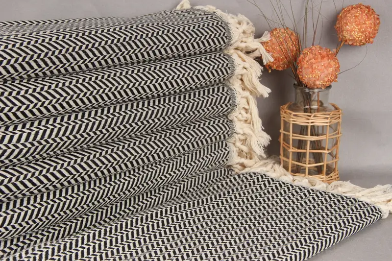 Toalla de playa personalizada de algodón orgánico Chevron, negro, 40 x 71 pulgadas