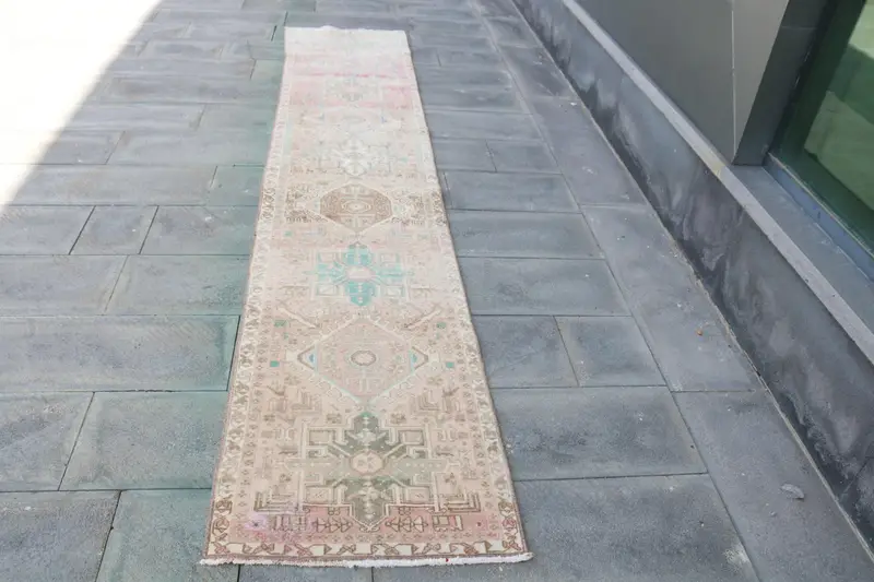 Vintage türkischer Läuferteppich 2,3x11,3 ft (70x343 cm), rosa marokkanischer Oushak-Teppich - 1