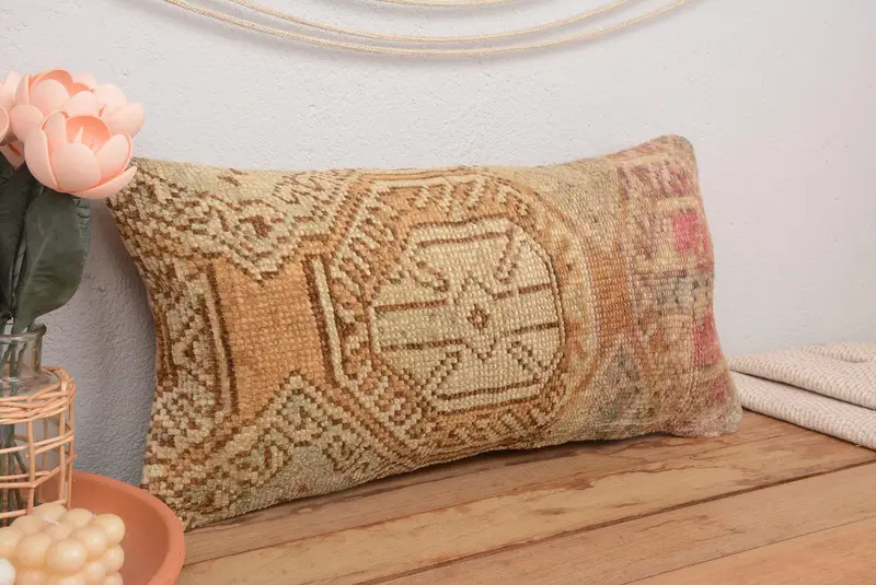 Handgefertigtes beige-braunes Blumenkissen, 12x24 besticktes Kissen