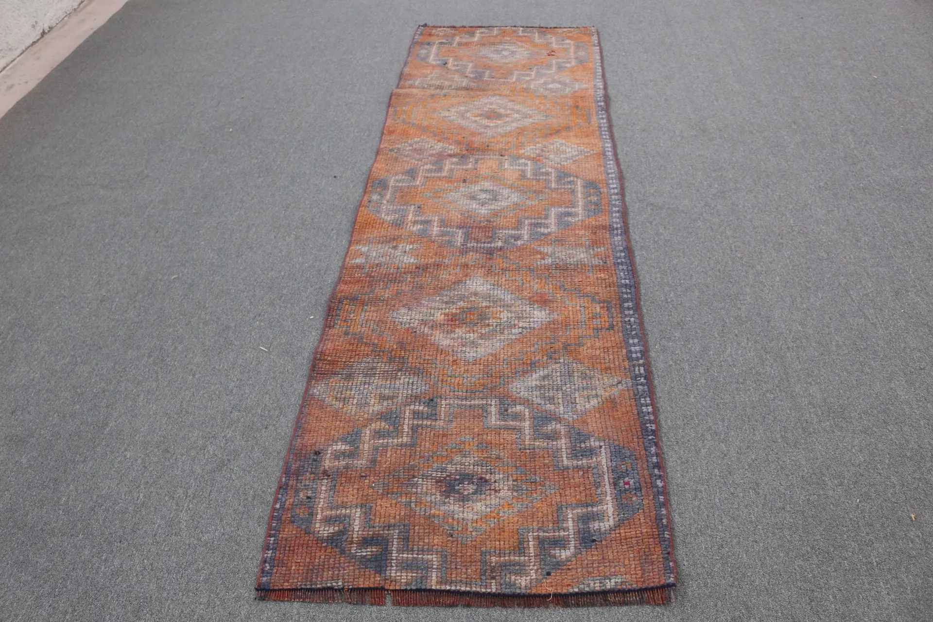 Türkischer Läuferteppich 2,6 x 8,4 Fuß, Vintage Herki Wollteppich in Orange mit Blumenmuster - 1