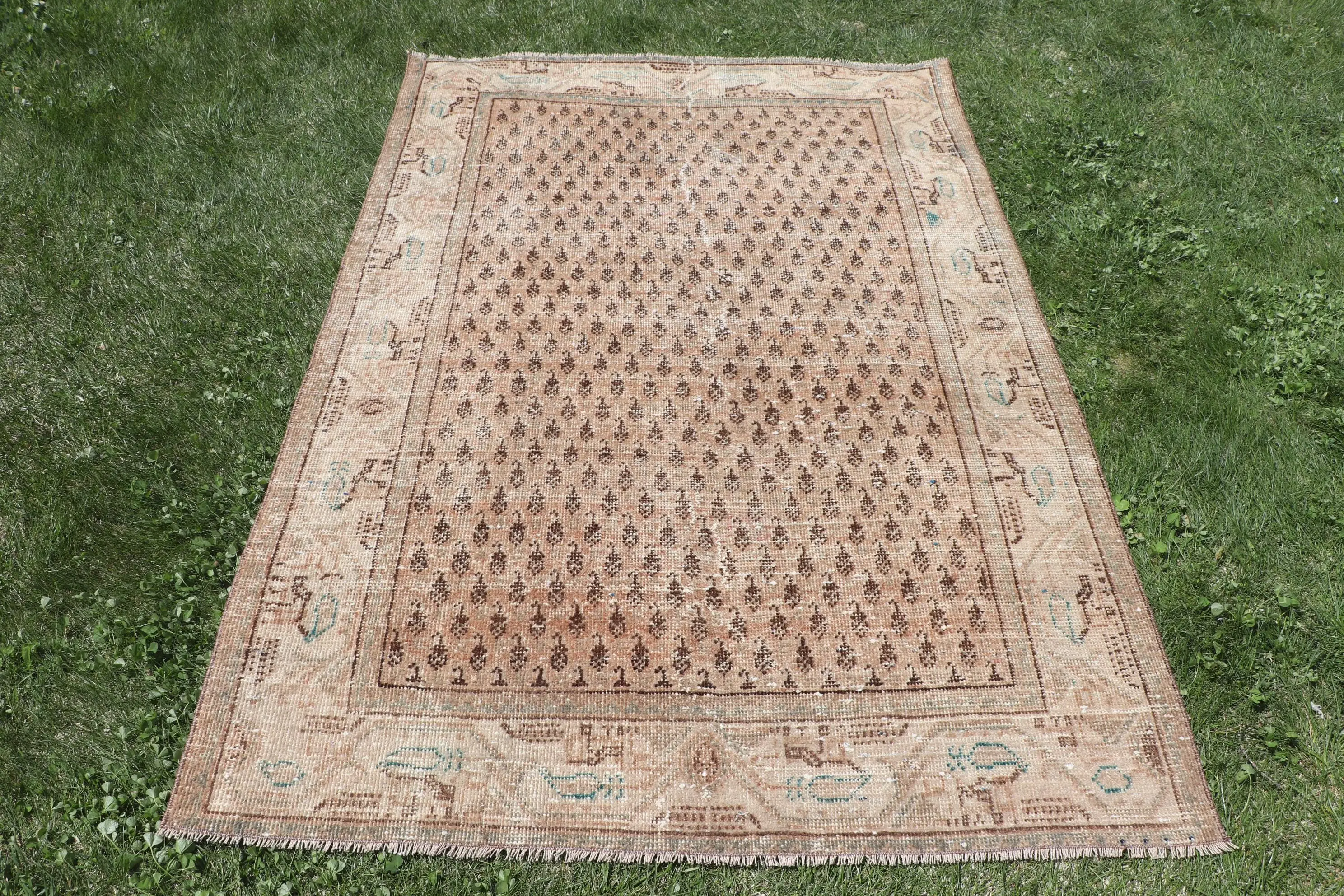 Vintage-Teppich, 124 x 185 cm, türkischer Wollteppich mit braunem Rand - 1