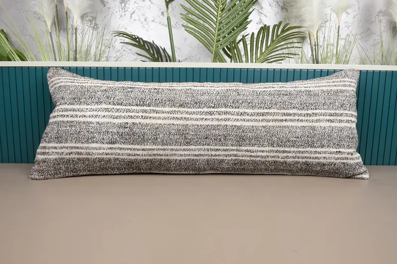 Handgefertigtes gestreiftes Leinen-Wurfkissen, braun und beige besticktes Kissen