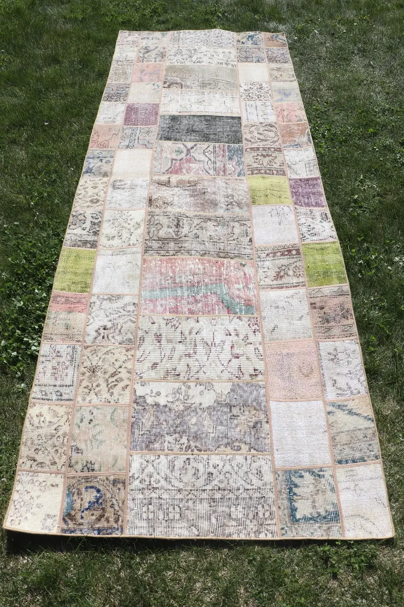 Eleganter beigefarbener Blumenteppich, 3,4 x 9,4 Fuß, schickes Dekor