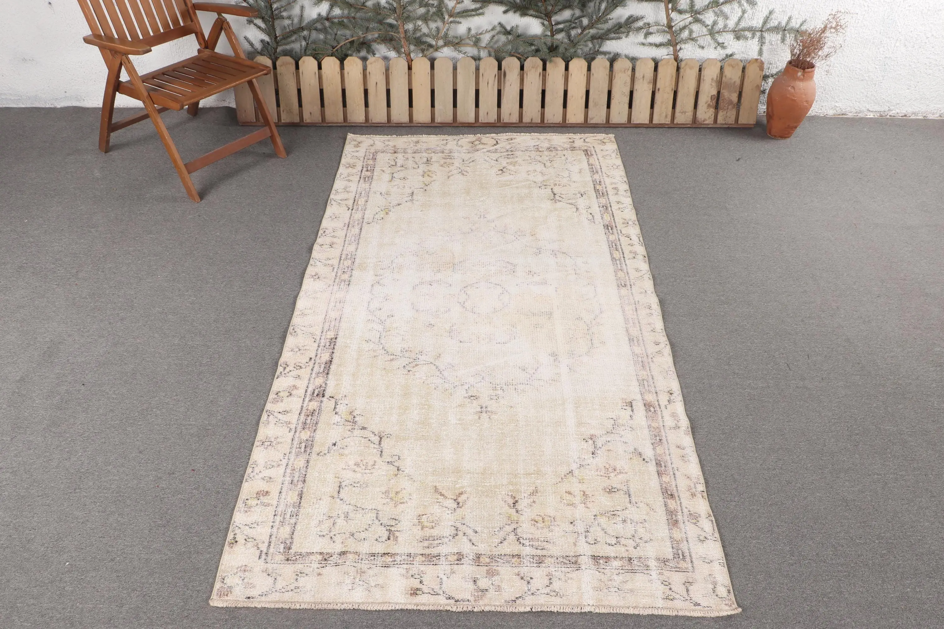 Türkischer Vintage-Teppich, Fläche 4,3 x 8,2 Fuß (132 x 251 cm), weißer abstrakter Wollteppich - 1