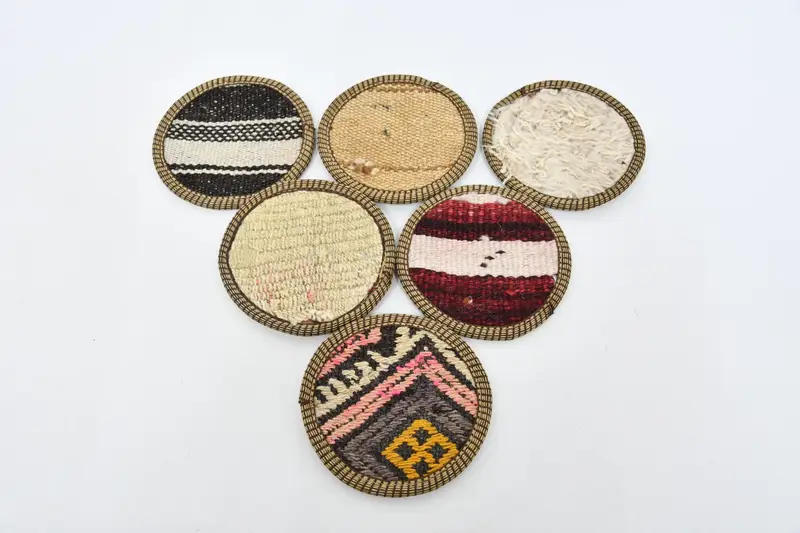 Runder Untersetzer mit böhmischem Muster, beige und roter Untersetzer