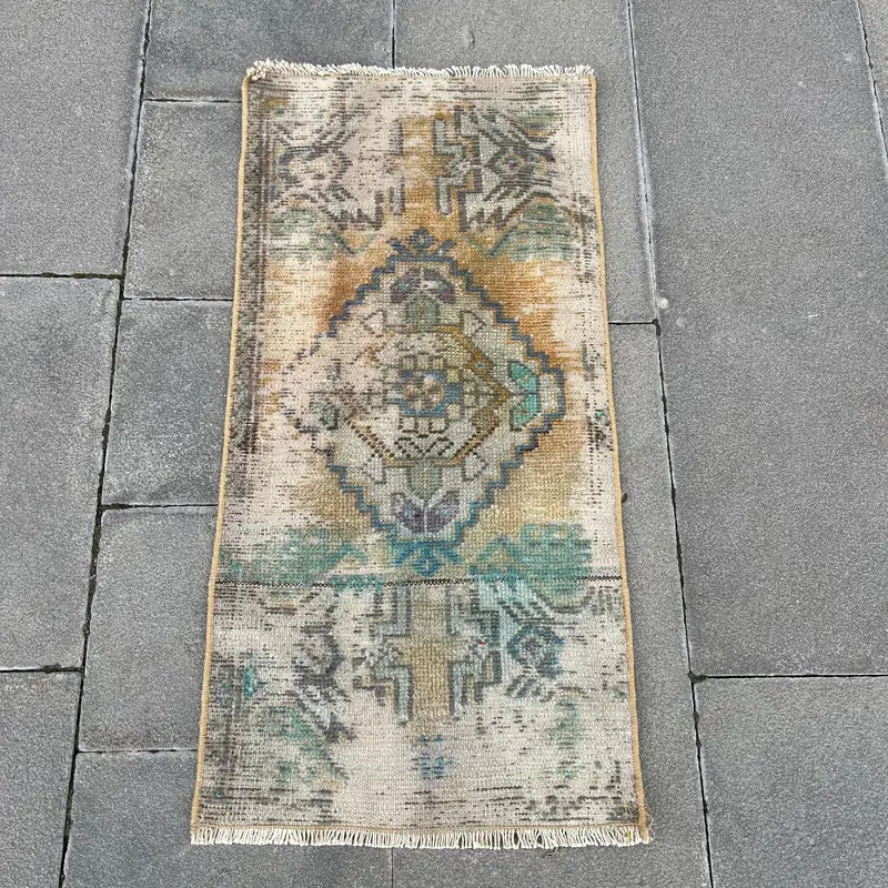 Gelber abstrakter Teppich, 1,4 x 2,8 Fuß mit grünen Akzenten