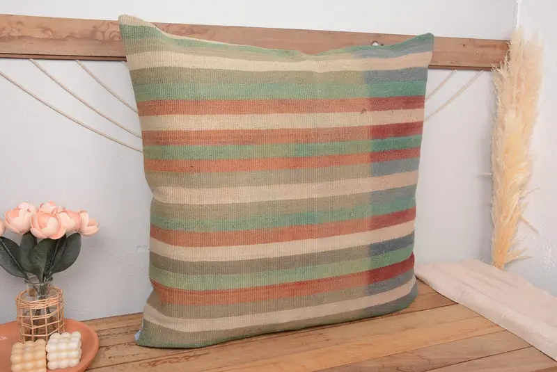 Grün & Rot gestreiftes Kissen, besticktes Vintage Kissen