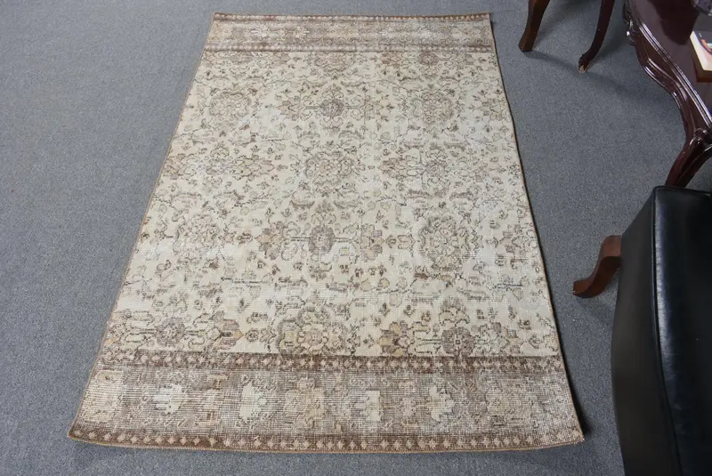 エレガントなベージュ&ブラウンのペルシャ絨毯、3.6x5.6フィート