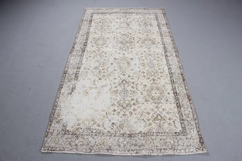 エレガントなベージュ&ブラウンラグ、3.7x6.7フィートの水玉模様デザイン