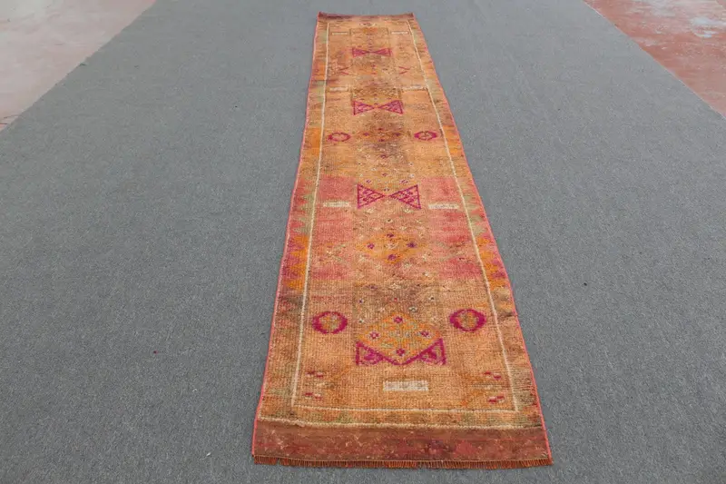 鮮やかなオレンジとグリーンのラグ、2.5x13.8フィートのペルシャ柄