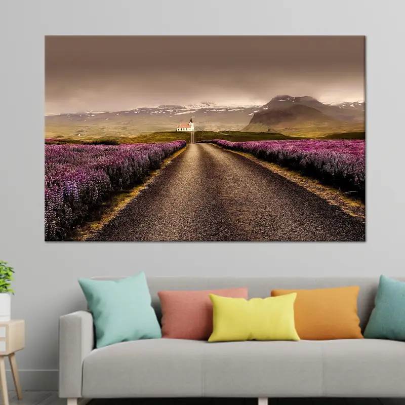 Cuadro escénico: Paisaje de carretera de día lluvioso con flores rosadas