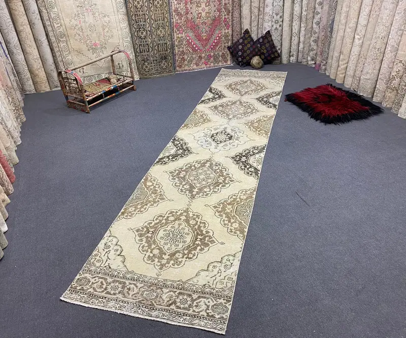 Elegant Beige Rug, 3,1x13,2 ft Floral & Geometric Design