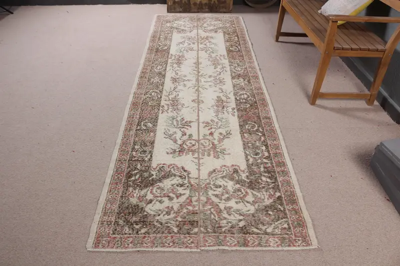 Zarif Bej ve Kahverengi Kareli Halı, 3,3x10,3 ft